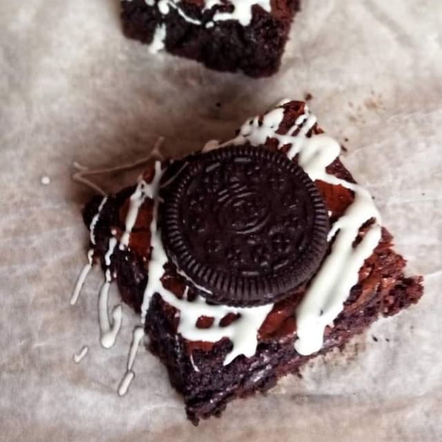 Oreo white chocolate drizzle brownie