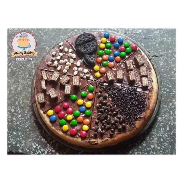 Chocolate dessert pizza