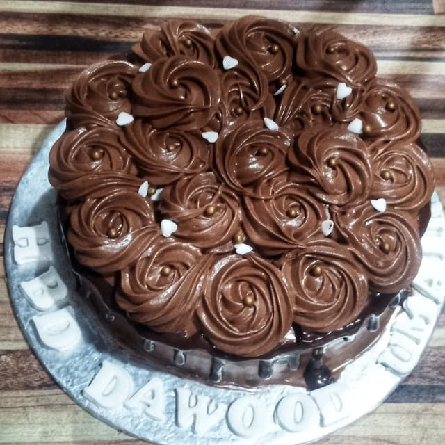 Chocolate rosette & drip cake
