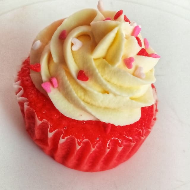 Red velvet cupcakes With Creamcheese Frosting!.