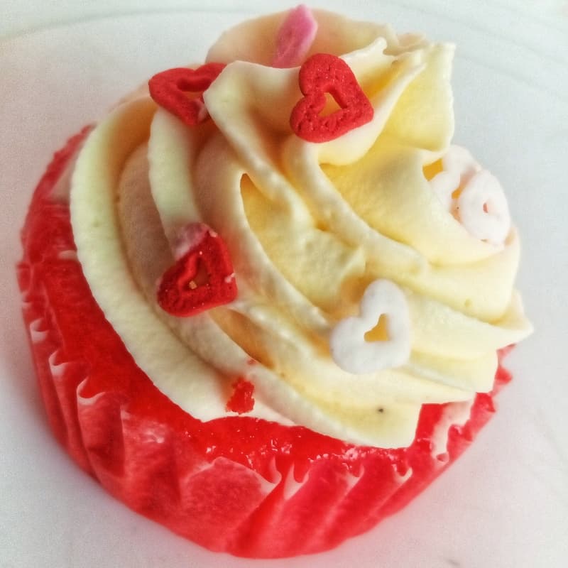 Red velvet cupcakes With Creamcheese Frosting!.
