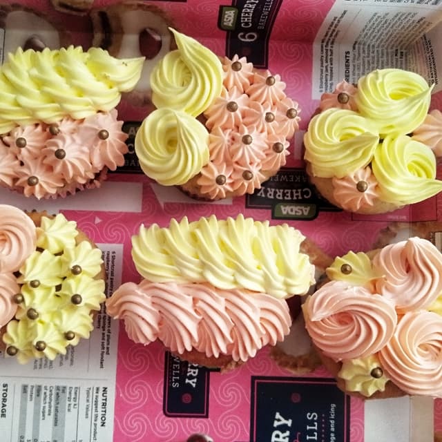 Box of 6 vanilla cupcakes