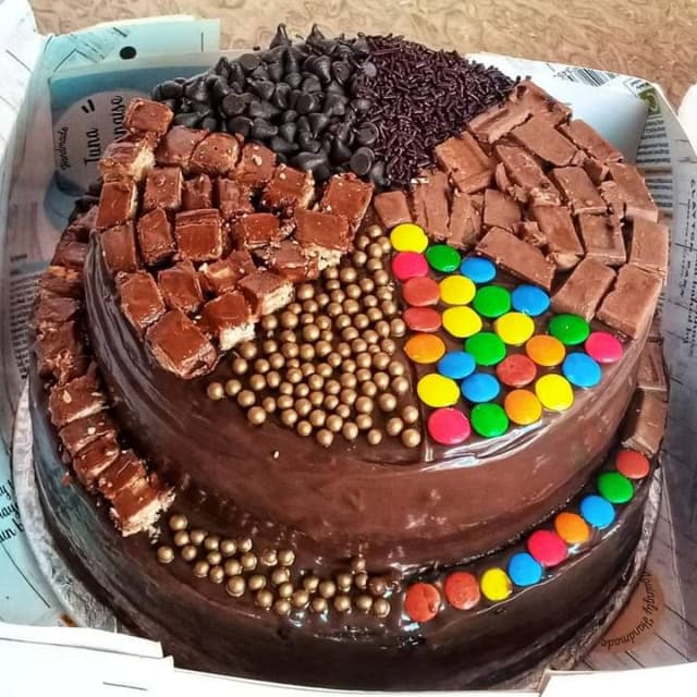 chocolaty  cake with toppings ( 3lbs)