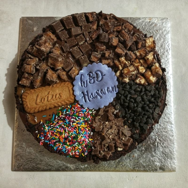 Chocolate brownie pizza