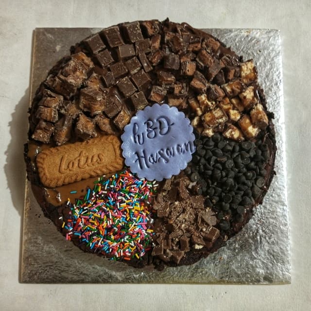 Chocolate brownie pizza