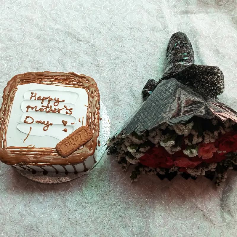 Lotus Biscoff Cake With fresh bouquet
